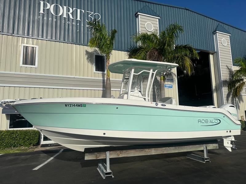 2021 Robalo 242 CC