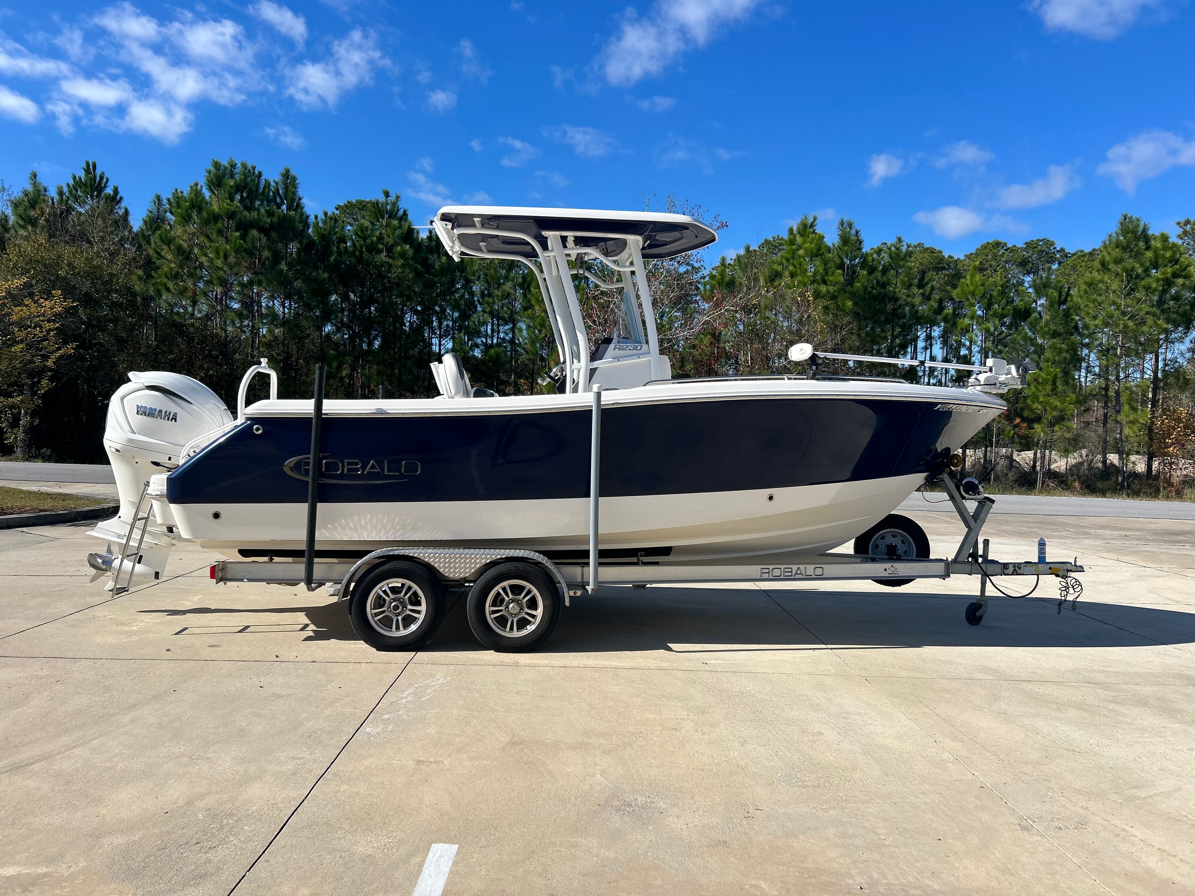 2022 Robalo 230 CC